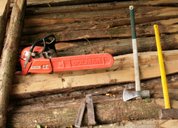 Les outils pour couper le bois : une tronçonneuse, un merlin, une hache