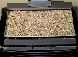 Poêle à granulés ou pellets, vue sur la réserve de granulés pour une forte autonomie.