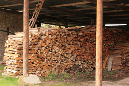 Pile de bois de chauffage ventilée sous abri pour un bon séchange.